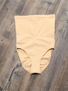 NWOT Donna Karan Intimates High-Waist Seamless Shaping Briefs Nude Size Medium